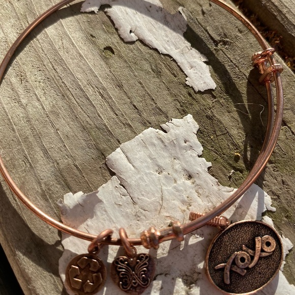 Angelica Hugs and Kisses rose gold colour bracelet NWOT - Picture 2 of 5